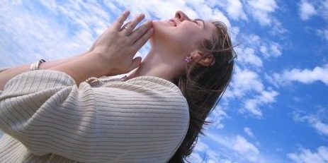 אישה מתפללת לשמיים